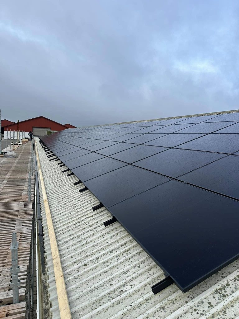 Færdigmonterede solceller på lade
