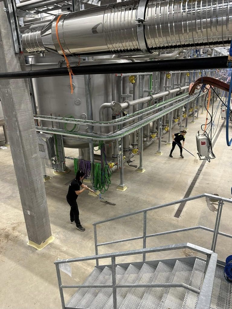 Industrirengøring på fabriksgulv