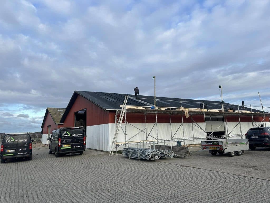 Stillads foran lade imens skinner til solceller monteres